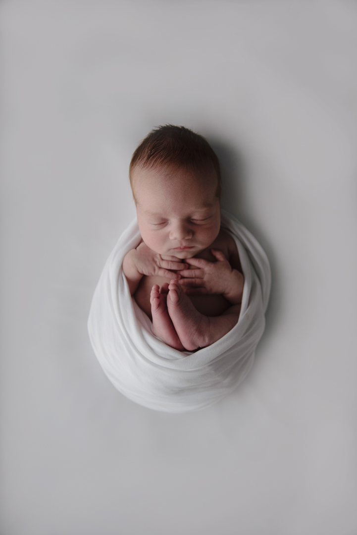 baby in wrap natural style-newborn baby glasgow-newborn photos session-simple baby photos