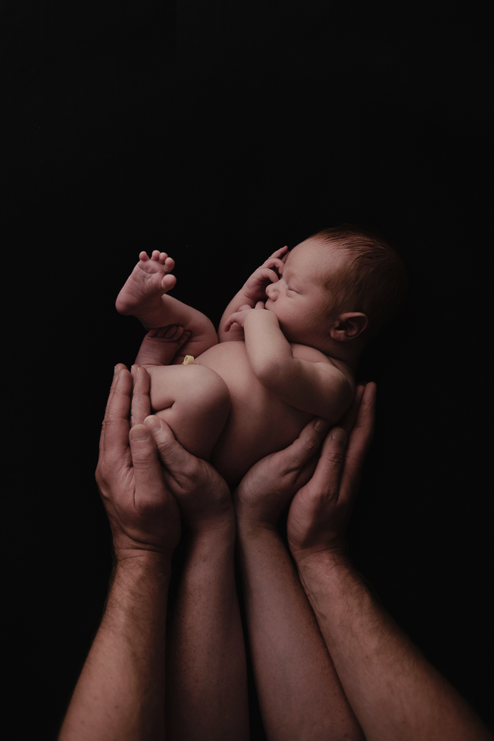 newborn baby in parents arms-newborn baby with mum-newbron baby with dad-natural newborn