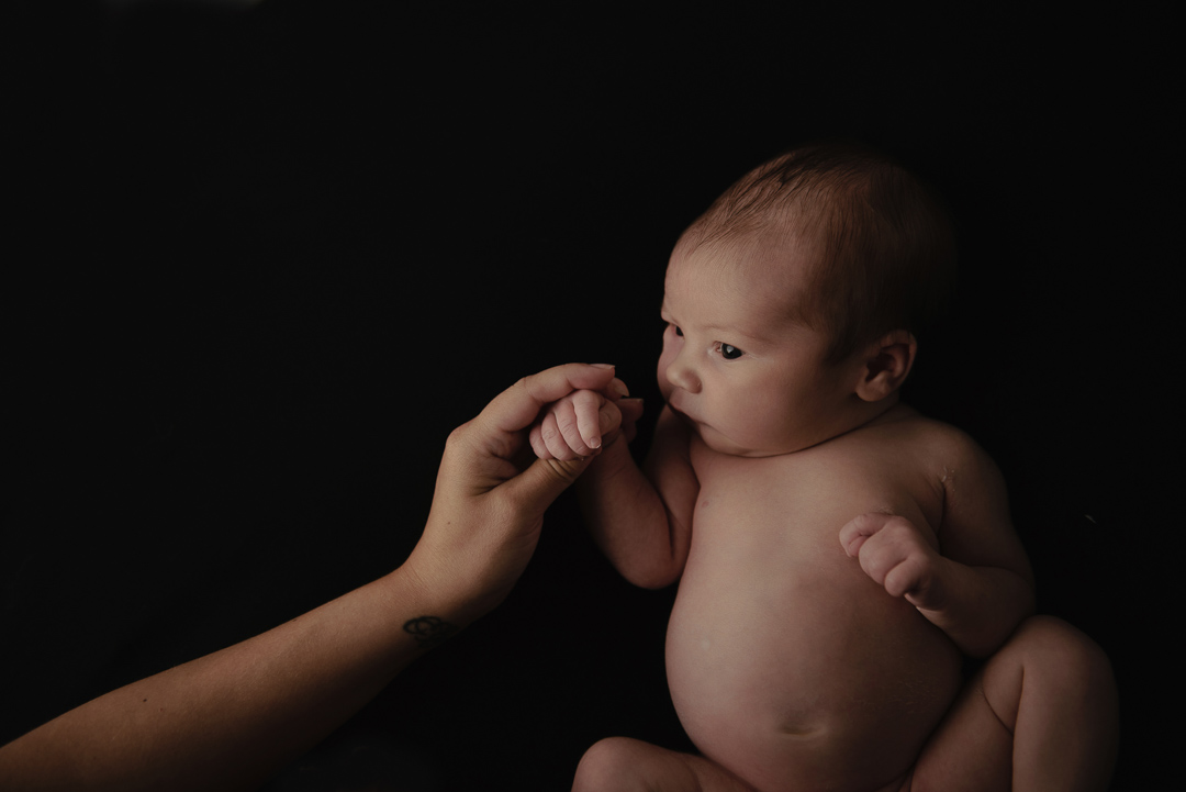 newborn baby glasgow-newborn hold mum's hand-natural newborn