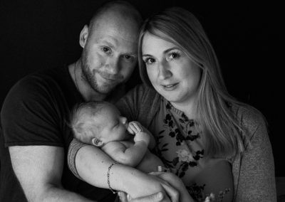 newborn baby glasgow, swaddled newborn baby, baby portrait glasgow, family portrait glasgow, newborn and parents, black and white family portrait