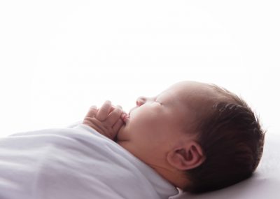 natural newborn photography, studio newborn baby photography, black and white newborn image, glasgow newborn photography