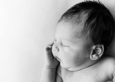 natural newborn photography, studio newborn baby photography, black and white newborn image