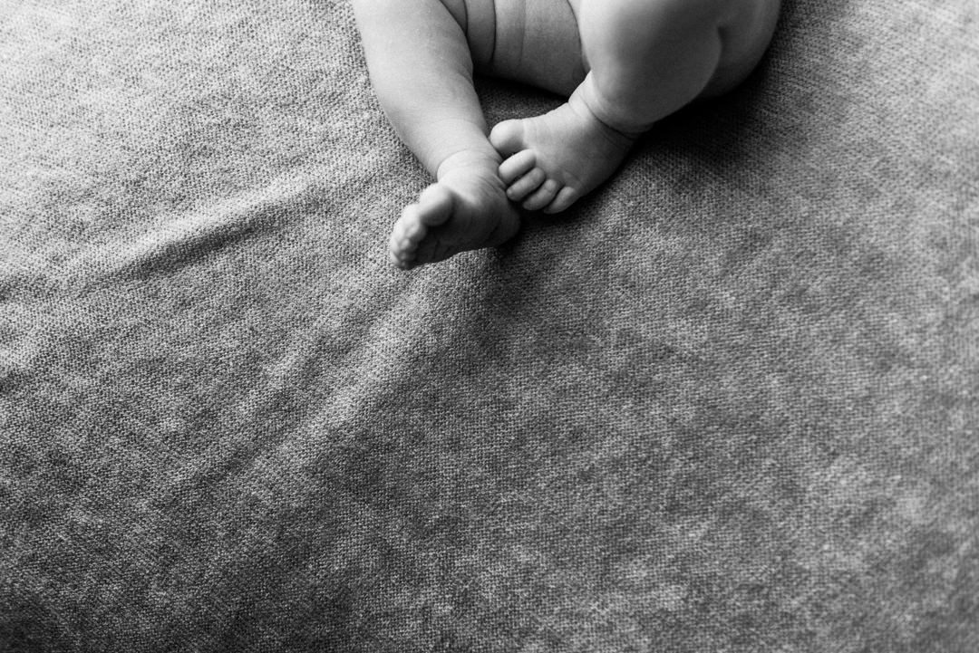 natural newborn photography, studio newborn baby photography, baby toes